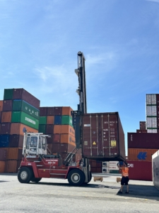 Ein Disponent weist den Stellplatz für den Container zu.