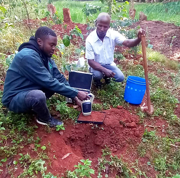soil sampling 4_Ibero Kenya staff_Gusii Cooperative_Kenya_02